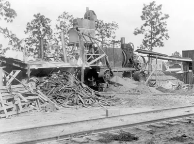 The asphalt plant that paved Avon Park's Main Street, 8 May 1917